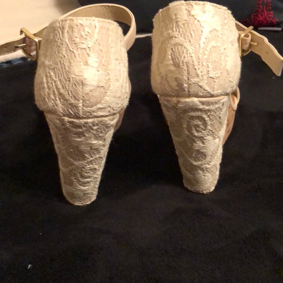 Women’s lace detail cream colored wedges (9.5) - Picture 5 of 8